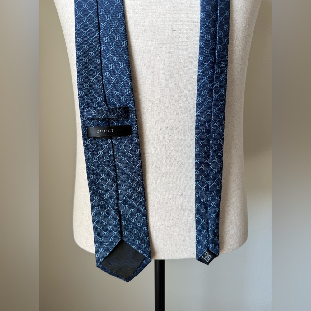 Gucci GG Navy Blue Silk Tie Like New - Picture 7 of 11